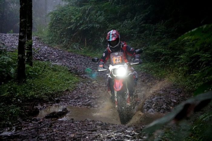 Jalur gravel jadi santapan para peserta selain jalur tanah merah