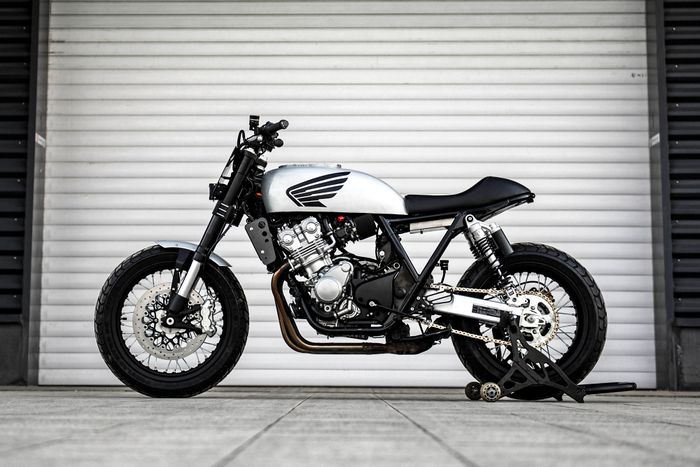 Meski bergaya street tracker, joknya malah bergaya cafe racer