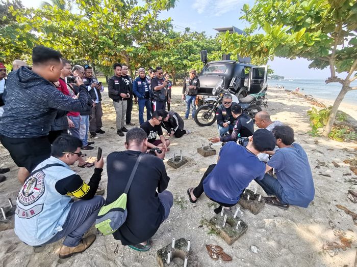 Proses penanaman terumbu karang oleh RORI