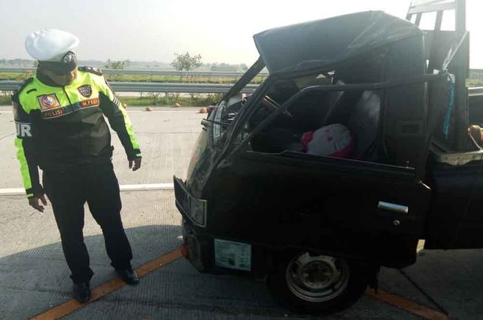 Kerusakan pada mobil pick up bermuatan kelapa sampai ringsek pada bagian depan