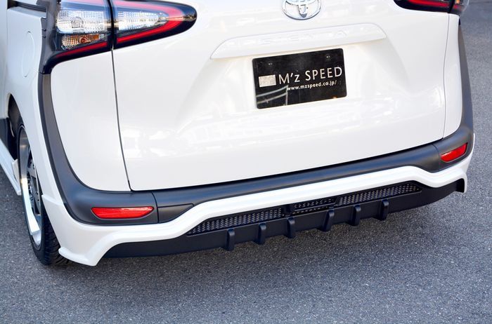 Tampilan belakang Toyota Sienta dengan body kit terbaru dari M'z Speed