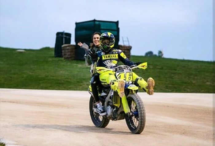 Rossi dan Francesca boncengan naik trail? Bisa aja tuh hehe..