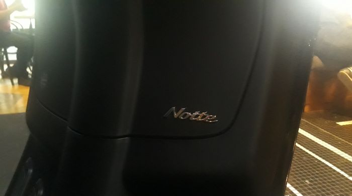 Logo Notte pada Vespa Sprint Notte ini berada di bagian deck, tepatnya di box depan.