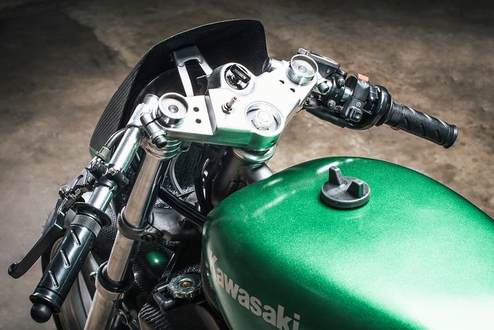 Bagian depannya mengambil punya Kawasaki Ninja 500R (EX500)