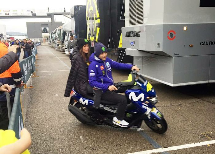 Valentino Rossi dan Francesca Sofia Novello pacaran naik NMAX