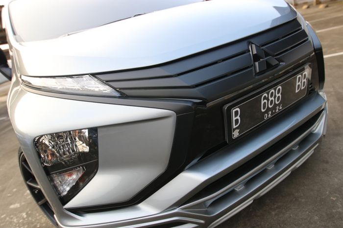 Semua panel chrome di delete dengan stiker matte black