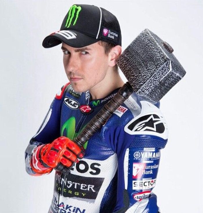 Jorge Lorenzo memegang replika Mjolnir, palu milik Thor