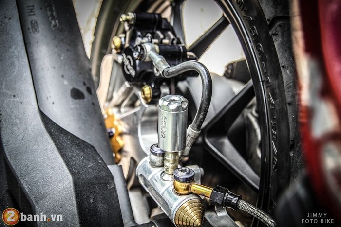 Lihat tuh, ribet banget kayaknya rem belakangnya