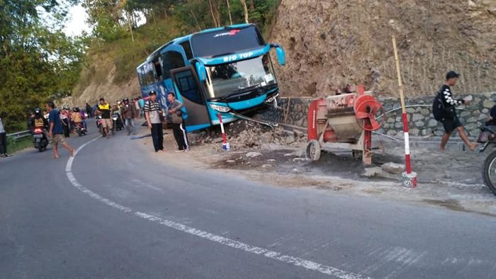 Kondisi bus setelah menabrak Toyota Kijang