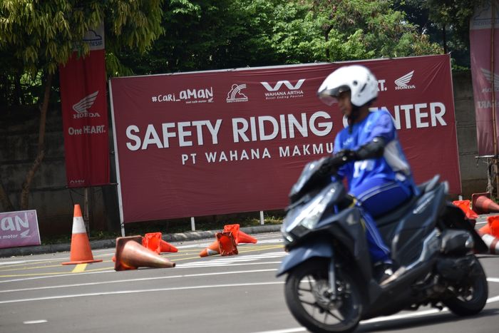 Kontes safety riding menggunakan Honda Vario 150