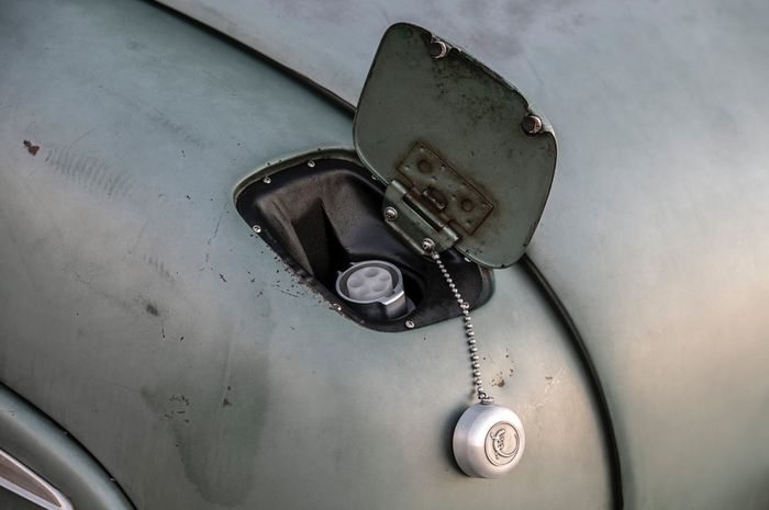 Colokan supercharger Tesla sembunyi di tempat isi bensin