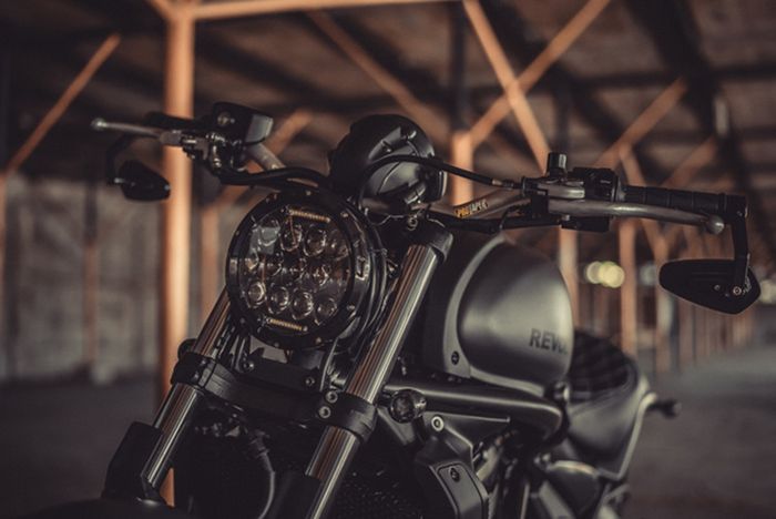 Lampu depannya yang besar diganti dengan model LED proyektor