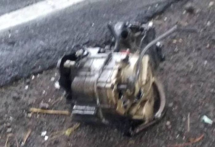 Mesin motor Suzuki Satria FU yang terlepas dan terlempar