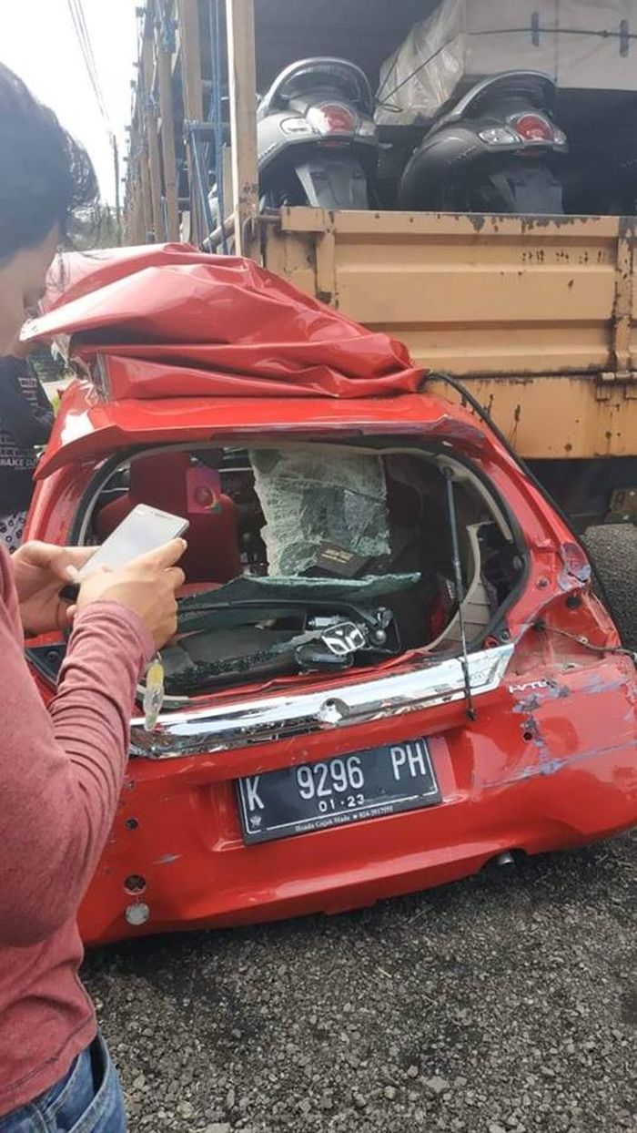 Kondisi Honda Brio setelah mengalami kecelakaan
