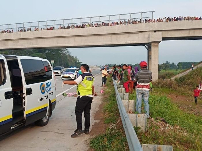 Korban tabrak lari sedang dalam penanganan petugas