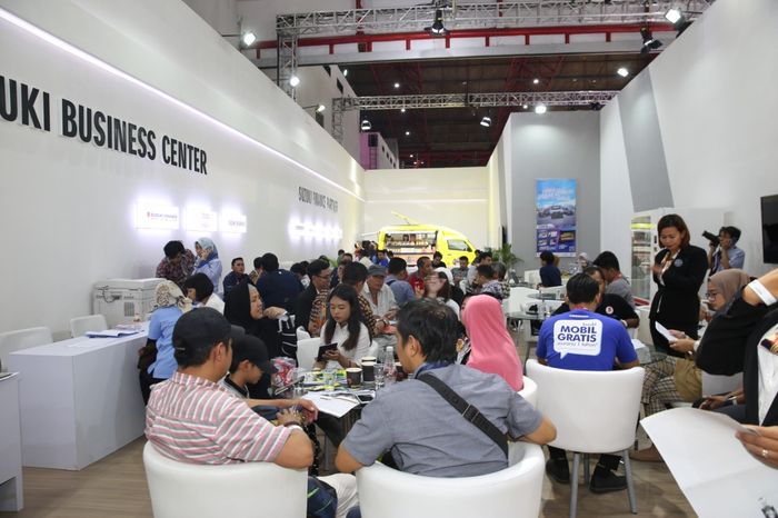 Suasana di ruang pembiayaan Suzuki di IIMS 2019.