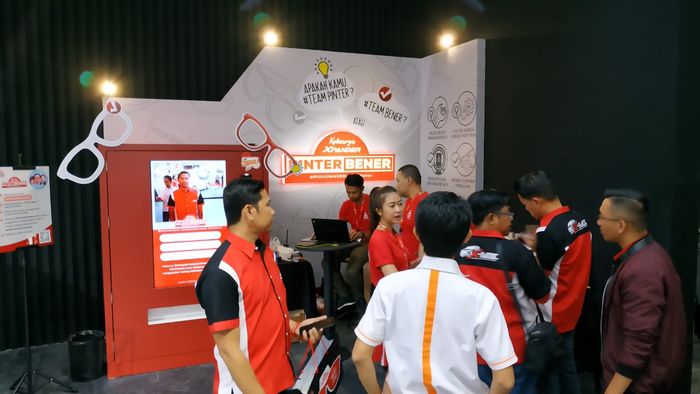 Pengunjung bisa berburu hadiah di booth Mitsubishi