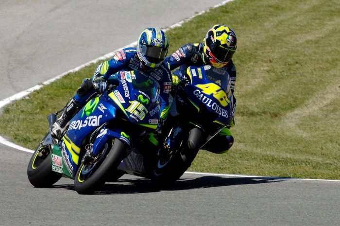 Valentino Rossi dan Sete Gibernau fight di tikungan terakhir Jerez 2005