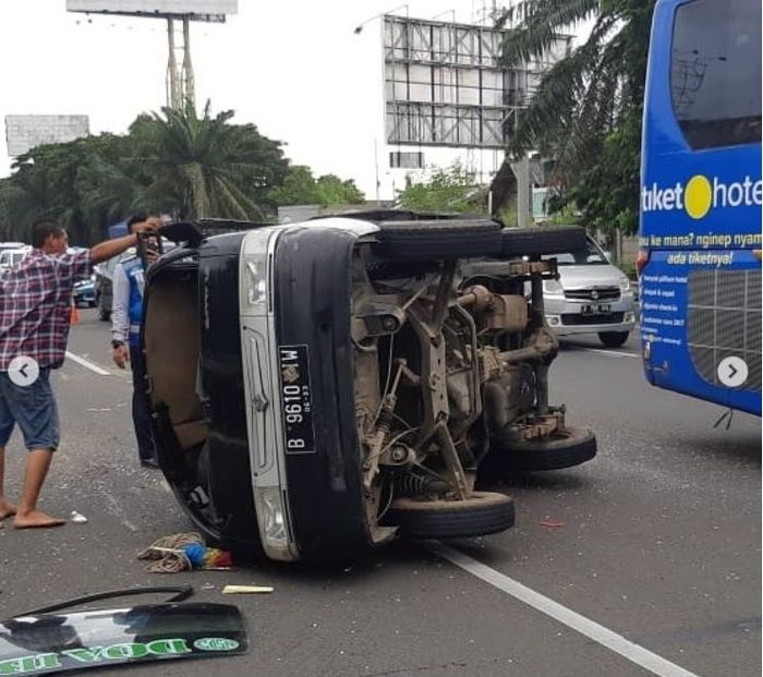 Suzuki Carry pikap terguling di tengah jalan usai tabrakan dengan taksi