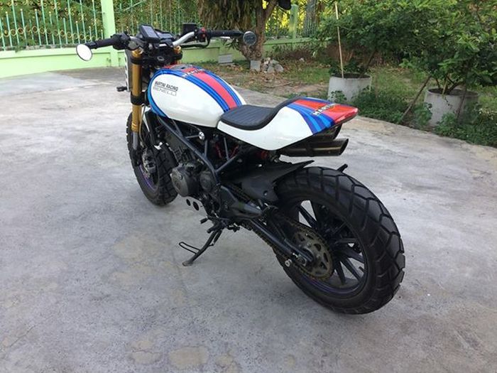 Tangki, jok dan ducktail hasil kustom semua