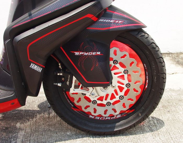 Kaki depannya sangar pakai cakram besar plus pelek ala monoblok