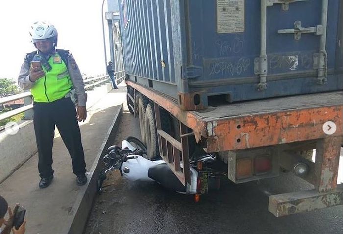 Suzuki Thunder dinas polisi jadi ganjalan trukl trailer tak kuat menanjak