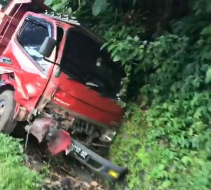 Kondisi dump truk usai saling sambar lawan Honda HR-V 