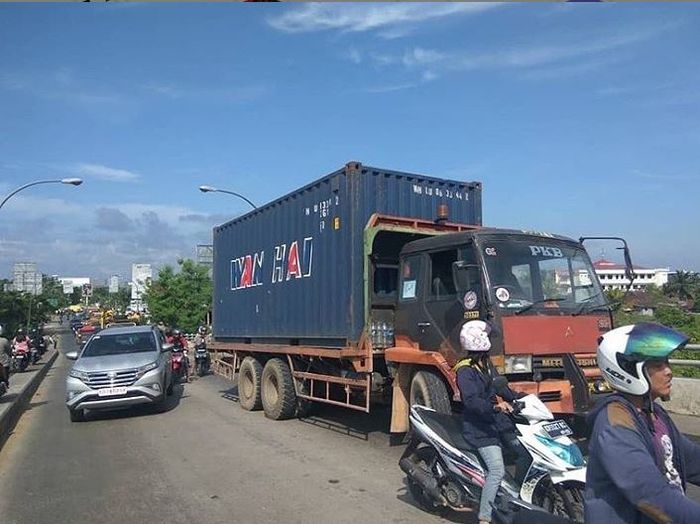 Truk trailer tak kuat menanjak di Jembatan 2 Kapuas, Kalimantan Barat