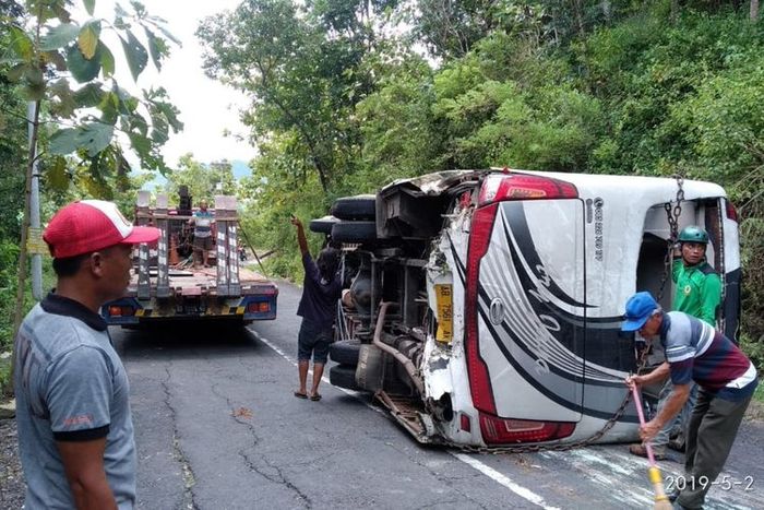 Petugas Kepolisian Mengevakuasi Bus di Tanjakan Bundelan, Ngawen, Gunungkidul, Kamis (2/5/2019)
