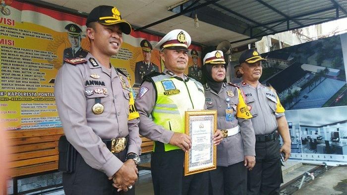 Kapolresta Pontianak, Ipda Tatang, Kasatlantas Polresta Pontianak, dan Kapolsek Sungai Raya saat foto bersama. 