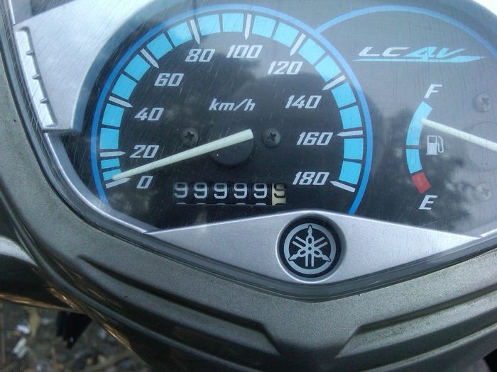 Odometer di speedometer analog otomatis kembali ke 0 km saat mentok