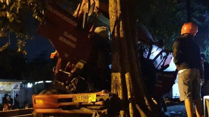 Kondisi truk tangki Pertamina setelah menabrak pohon di Solo, Jawa Tengah