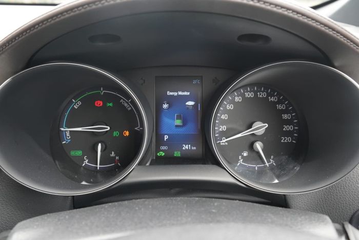Di Toyota C-HR Hybrid, takometer berganti indikator power dan eco