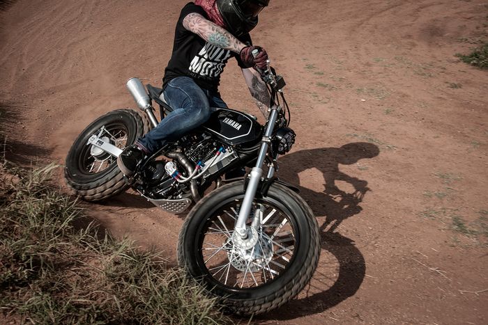 Kaki-kaki bawaan TW200 dipasangi ban Dunlop