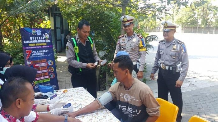 Salah satu sopir yang dicek kesehatanya oleh Polres Bojonegoro