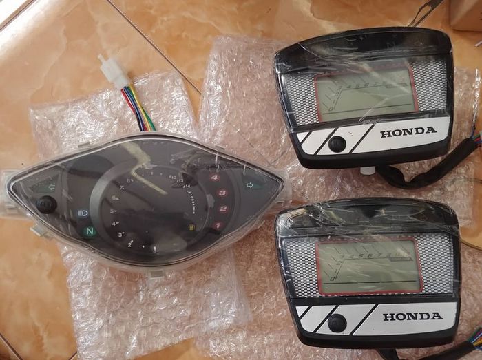 Speedometer digital aftermarket untuk motor lawas