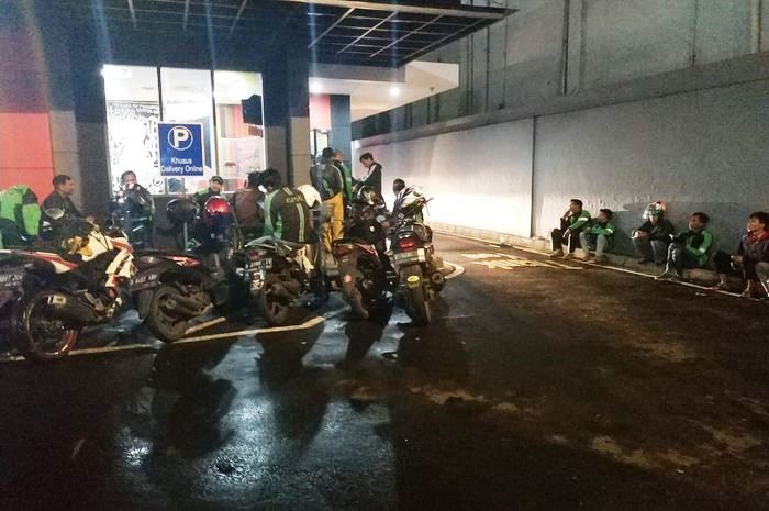 Ilustrasi driver ojol rela begadang demi layani pesanan saat sahur