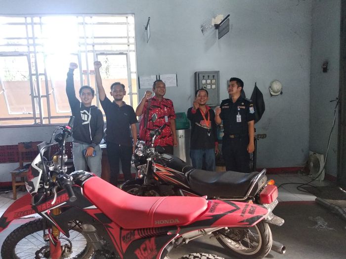 Edi Nurmanto dan beberapa rekan dari Asosiasi Pengrajin Knalpot Purbalingga (APiK Bangga) saat melakukan uji emisi knalpot di Dishub Purbalingga.