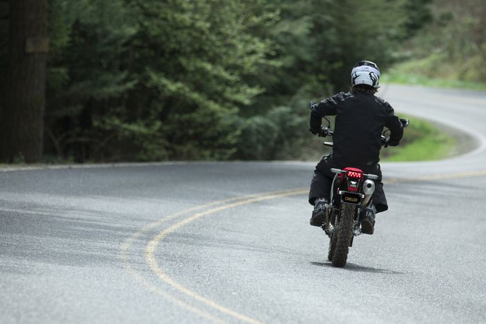 Honda CRF450L dengan spek SE tapi tenang-tenang aja kalau mau dipakai kemana-mana, enggak perlu ditowing kalau mau trabasan!