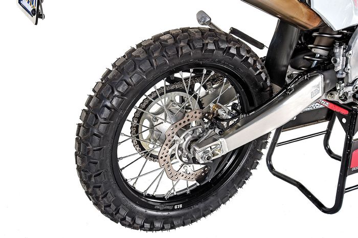 Demi lolos tes kebisingan EPA, ban sengaja pakai IRC yang enggak terlalu berisik saat di jalan aspal.