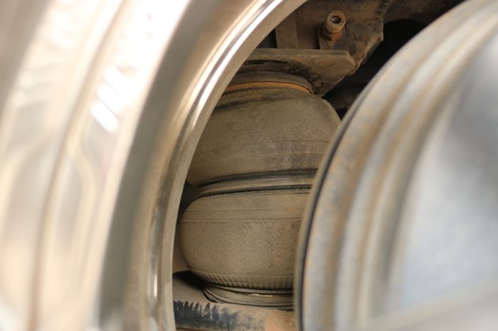 Airsus Airforce dan sokbreker Toyota Land Cruiser yang dicustom jadi obat mujarab