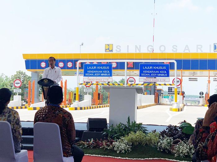 Jokowi saat resmikan tol Pandaan-Malang