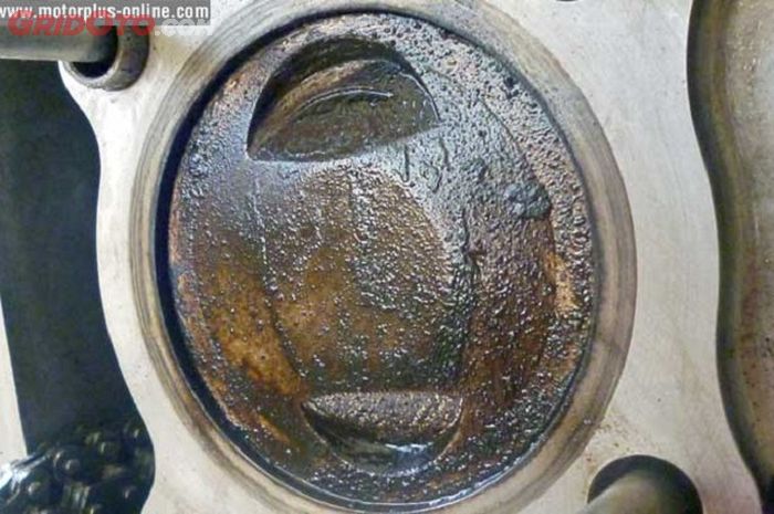 Ilustrasi kerak yang menempel di piston