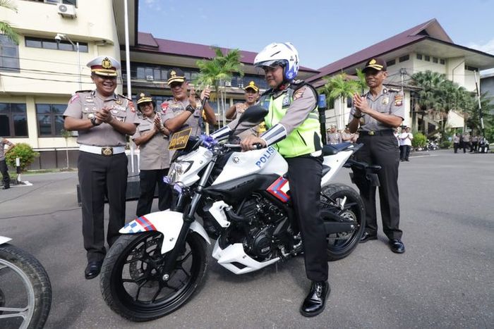 Ipda Tatang tengah menunggangi sepeda motor dinas barunya hasil pemberian Kapolda Kalbar Irjen Pol Didi Haryono 