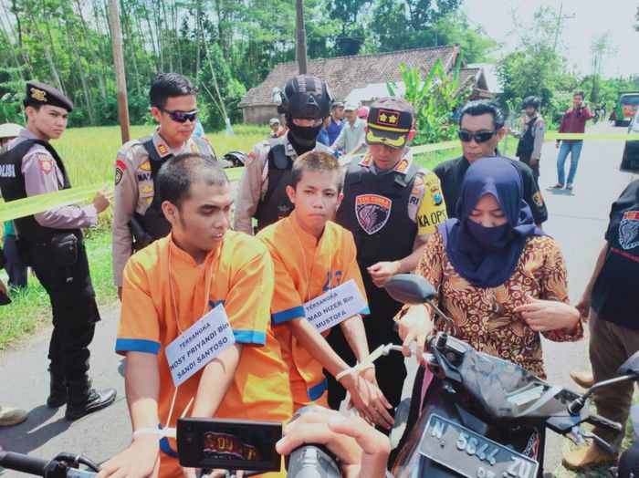 Kapolres Lumajang AKBP Muhammad Arsal Sahban bersama Kasat Reskrim Polres Lumajang AKP Hasan Cobra lakukan rekayasa begal motor di Desa Sumberejo Kecamatan Candipuro Kabupaten Lumajang, Rabu (15/5/2019).