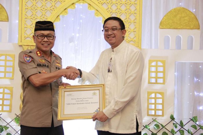 Direktur Utama MTF, Arya Suprihadi secara simbolis menyerahkan 1.000 paket sembako kepada Wakil Direktur Binmas Polda Metro Jaya, AKBP Anjar Gunad.