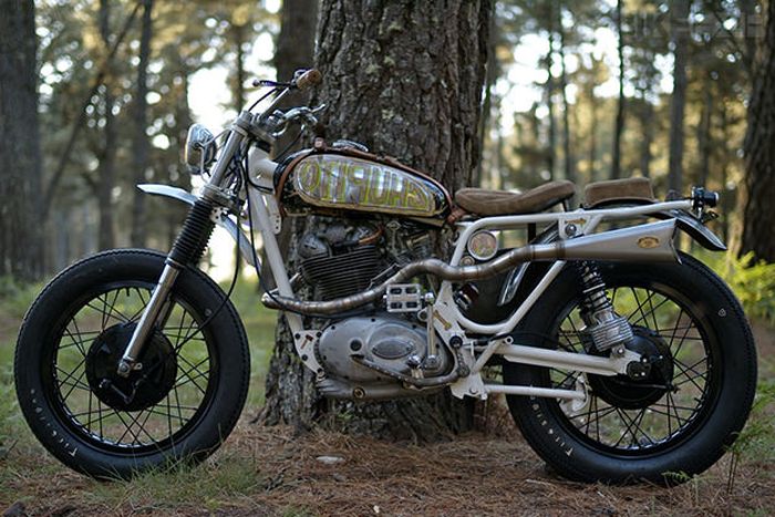 Knalpotnya yang bikin Ducati Road 350 ini makin menarik