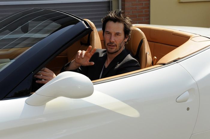 Keanu Reeves tertangkap paparazi mengendarai Ferrari California