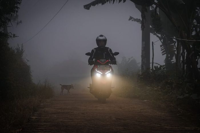 Lampu depan LED Honda Vario tetap asyik diajak menembus tebalnya kabut