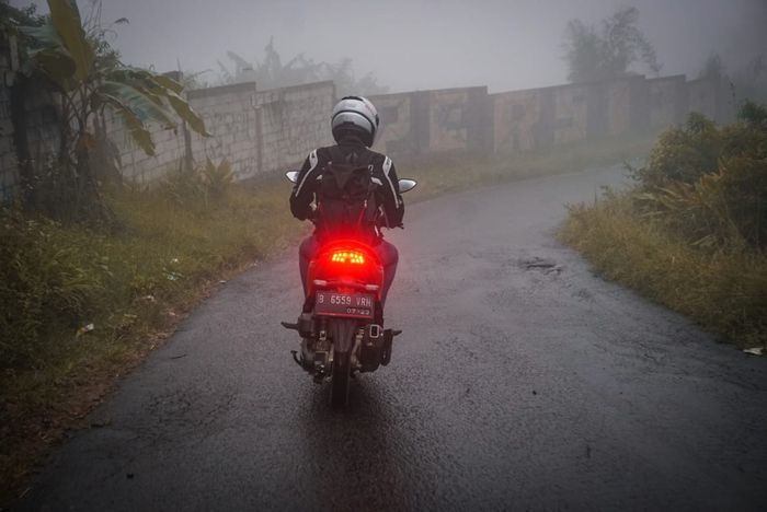 Lampu LED yang dimiliki Honda Vario 125 sangat informatif bagi pengendara di belakang, meski melewati jalan berkabut